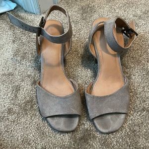 Sandals with block heel